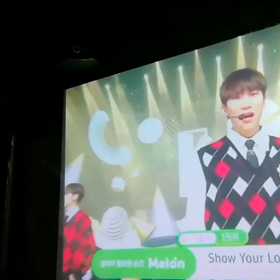 プロジェクターのあるカラオケの画像