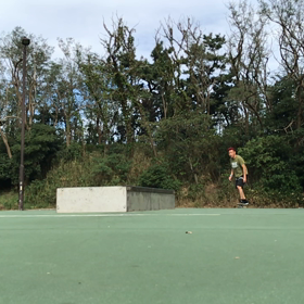 通勤途中のスケートの画像