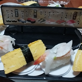 回転寿司の画像