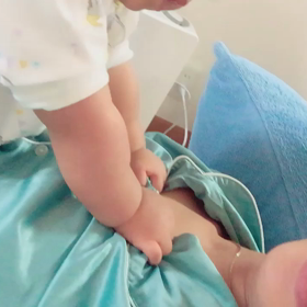 ママの真似をするボンちゃんの画像