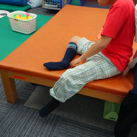 右足でいざりの画像