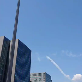 青空に映えるブルーインパルスの画像