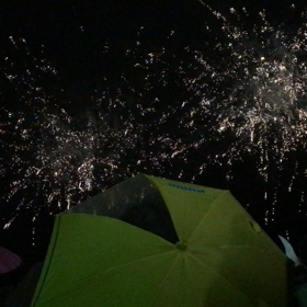 東京湾に花火咲き乱れる※ただし雨降りの画像