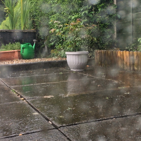 突然のどしゃ降りの画像