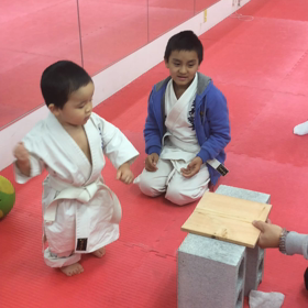 一歳から試し割り(~_~;) 赤ちゃん空手(笑)の画像