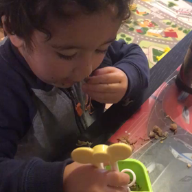 ダディとお箸の練習の画像