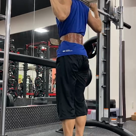 スミスマシンのスクワットの正誤の画像