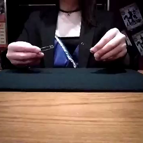 安全ピンを使って。の画像