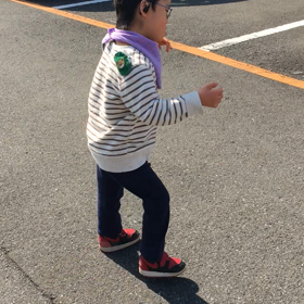 歩く息子の画像