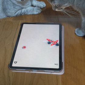 てんとう虫に夢中の2人の画像