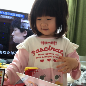 32〜33か月の近況33 こどもちゃれんじの電話のおもちゃ動画にさいと❣️抱き枕と戯れるの画像