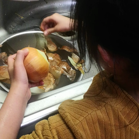 玉ねぎむきむき！次女ぐったりの画像