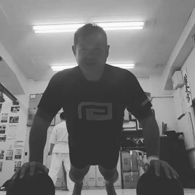 メディシングボールを利用しての腕立伏せの画像