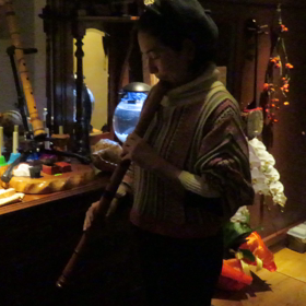 長さの違う2種類の尺八を吹きこなす尺八の達人「山中流  山中沙希之嬢」の画像