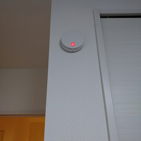 火災報知器が鳴り響くの画像