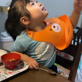 晩ご飯を食べながら突然歌い始めたヤツの画像