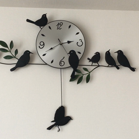 鳥の振らない子掛け時計の画像