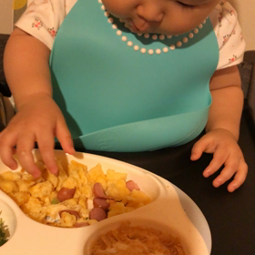 食事中の右手の画像