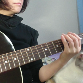 猫とギターと私の画像