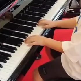 ピアノレッスンとグランドピアノの画像