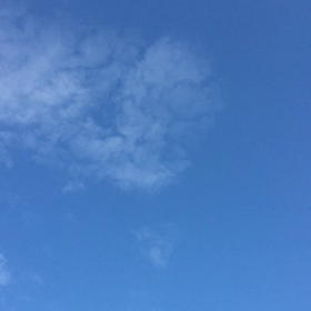 休日の青空の画像