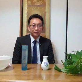 ２つの異質花器にいけるの画像