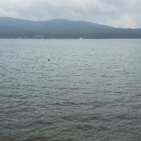 山中湖から見た雲の中のお山の画像