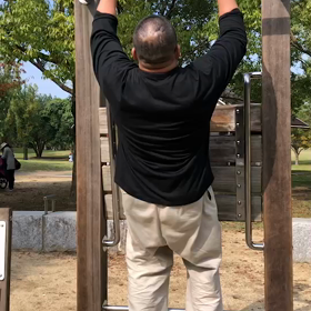 公園で懸垂の画像