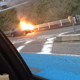 車が炎上の画像