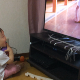 テレビみてゲラゲラの画像