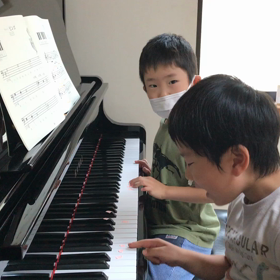 男の子のピアノレッスンの画像