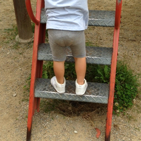 階段を上るの画像