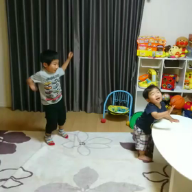 お、踊ってるね〜＼(^^)／２人で仲良く♪の画像