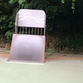 通勤途中のスケートボードの画像