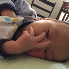 指しゃぶり→白目→眠りについた！の画像