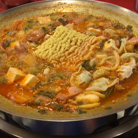 プデチゲはラーメンもこうやって入れての画像