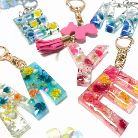 レジンイニシャルキーホルダーの画像