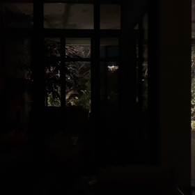 南側に窓の無い家の画像