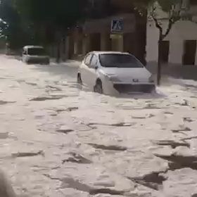 スペインの凄まじい雹と雨の画像