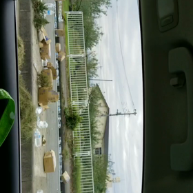 道に大量に散乱する水のペットボトル＆箱の画像