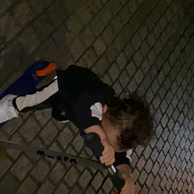 キックボードを乗りこなす1歳の画像