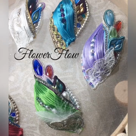 サテンプリーツブローチをカラフルにの画像