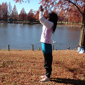 友人と外ヨガの画像