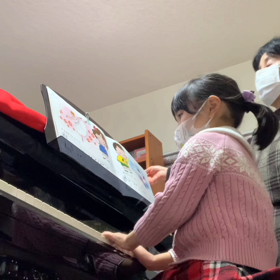 ピアノが弾けた喜びから集中力がぐ〜んと増した年中さんの画像