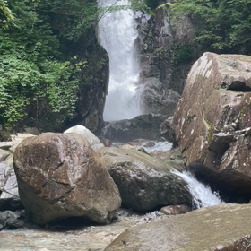 洞穴の滝の画像