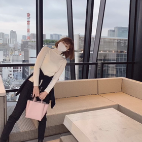 マスクして屋上で友人と再会の画像