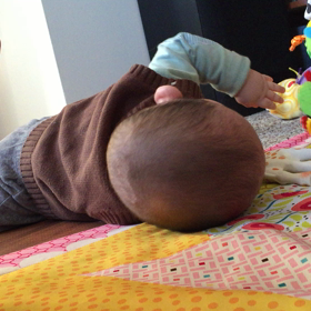 自分で寝返りして嫌がる息子の画像