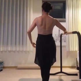 やっぱりやってる。。バレエはバーを持つのすら難しい…の画像