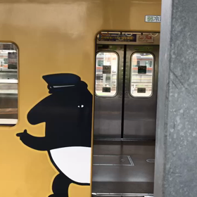 謎のキャラクター列車の画像