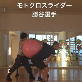 モトクロスライダーのレース直前の微調整の画像